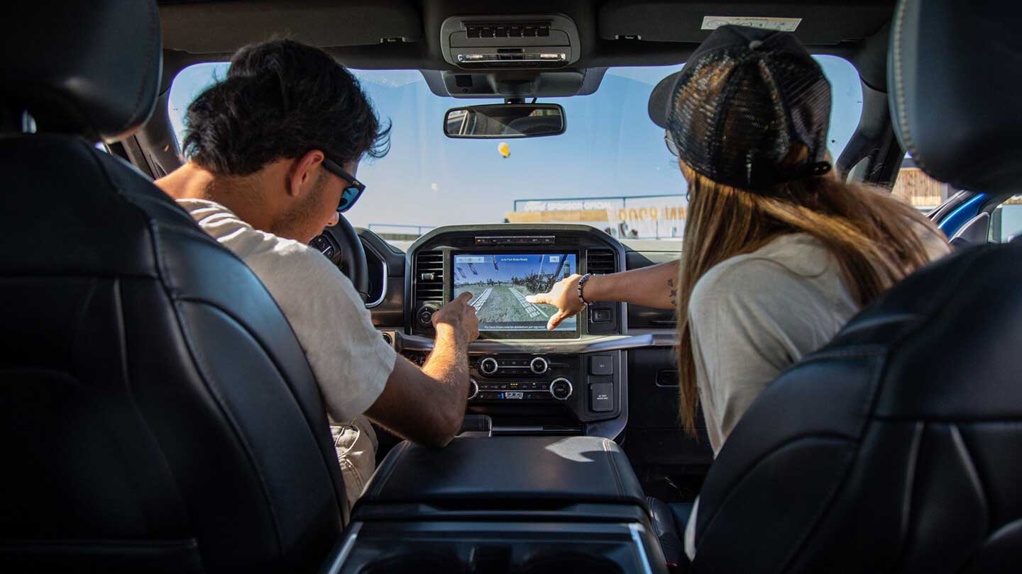 Dos personas interactuando con el interior de la Ford Ranger