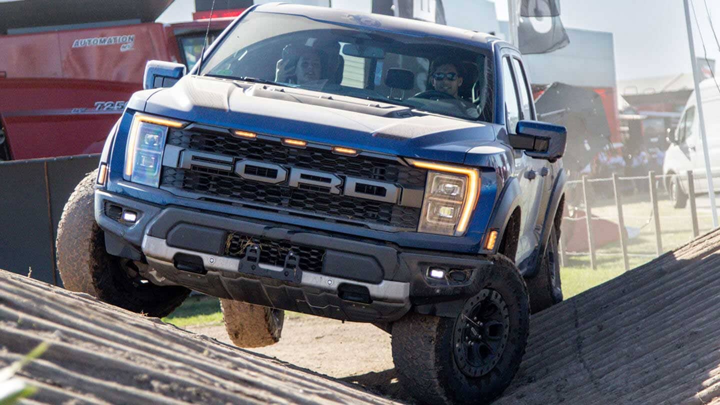 Camioneta Ford Ranger en pista de prueba