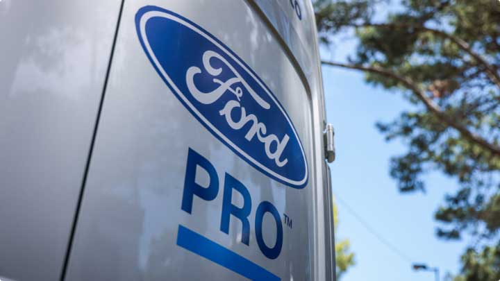 Logo de Ford Pro en la puerta trasera de una Transit Van