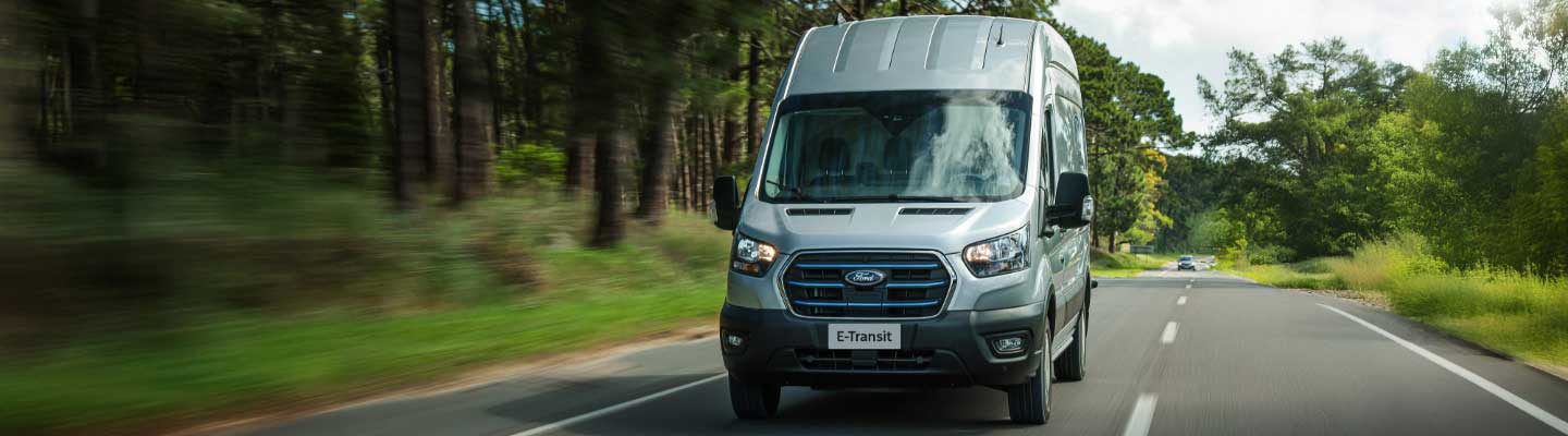 Vehículo comercial E-Transit en ruta