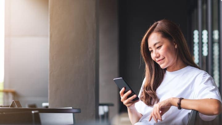 Mujer siendo ayudada por FORDi desde su celular