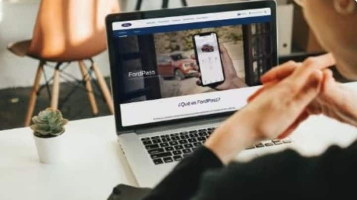Computadora lista para reservar el turno de servicio