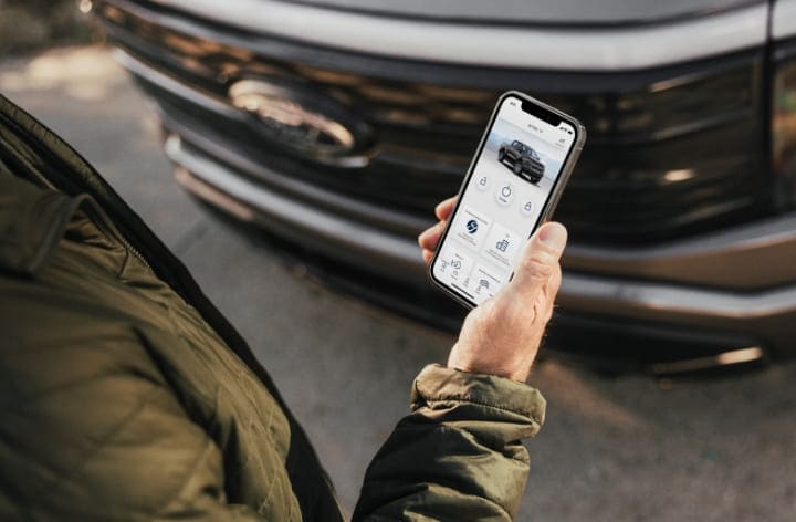 Hombre ingresando a FordPass desde su celular