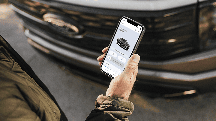 Hombre ingresando a FordPass desde su celular
