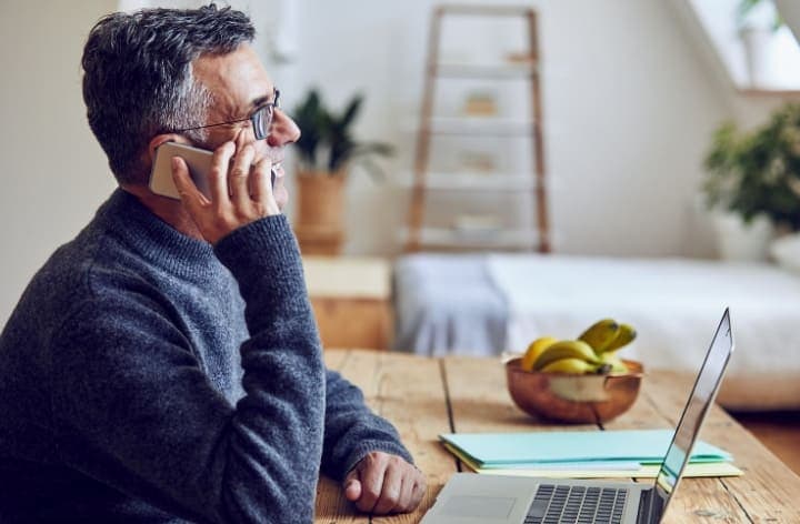 Hombre contactando al centro de atención al cliente