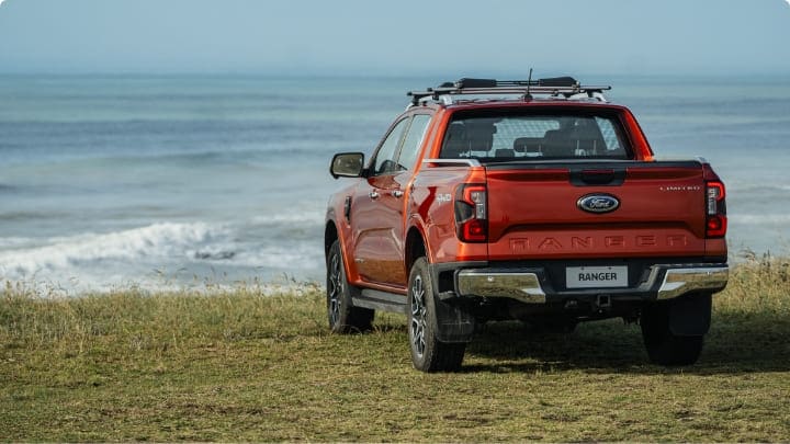 Camioneta Ranger en la orilla del mar