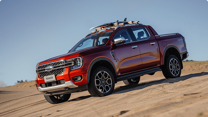 Camioneta Ranger en la orilla del mar