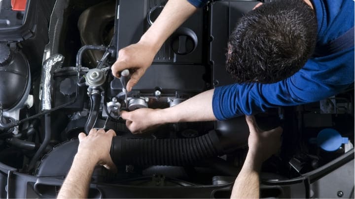 Mecánico trabajando en un vehículo Ford en uno de los puntos de servicio