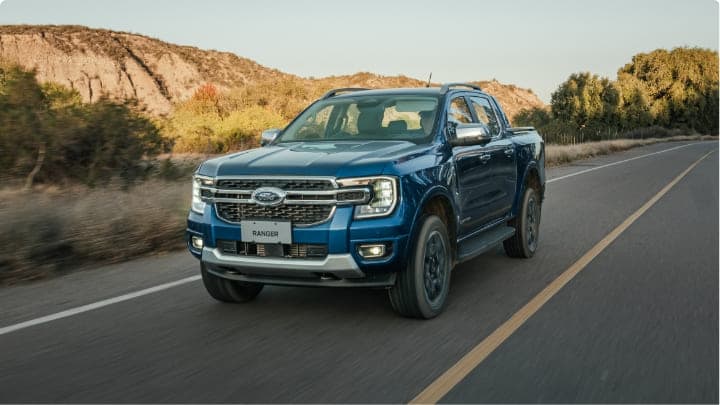 Camioneta Ranger azul en la ruta con Ford Assistance Plus