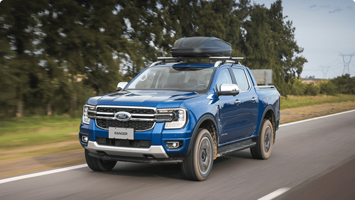 Camioneta Ranger azul en la ruta con Ford Assistance Plus