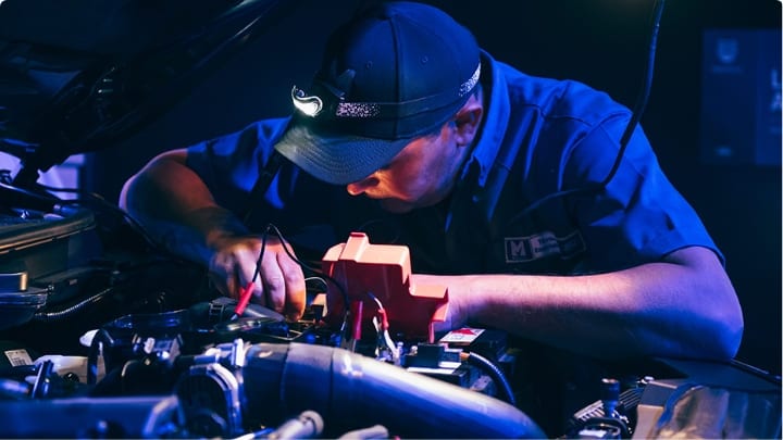 Especialista revisando motor de una camioneta Ford