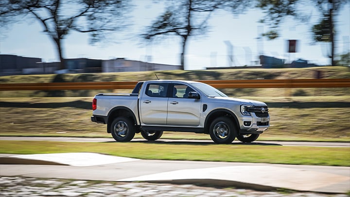 Ford Ranger color plata en movimiento 