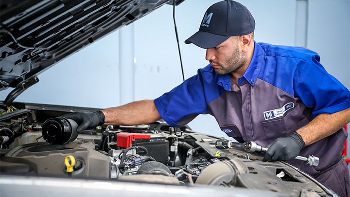 Técnico de Ford realiza diagnóstico automotriz
