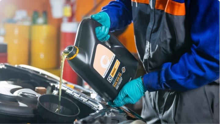 Técnico renovando el aceite de un vehículo