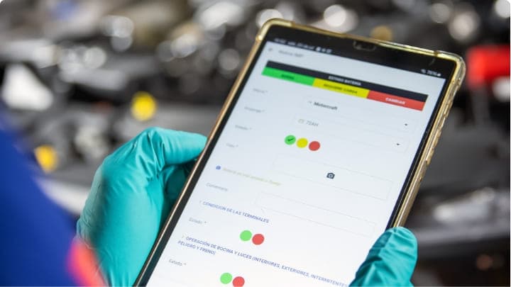 Ténico realizando inspección multipunto cien porciente bonificada