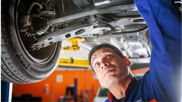 Técnico realizando una inspección a neúmatico de un vehículo