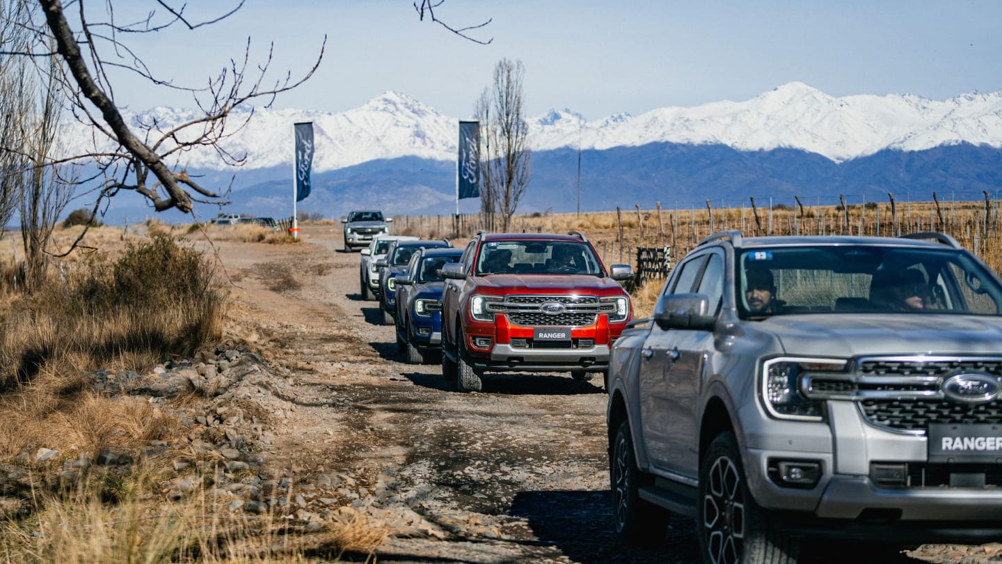 Camionetas Ranger saliendo del punto de posta
