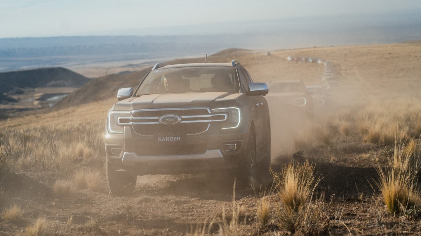 Hilera de Ford Rangers en camino de tierra