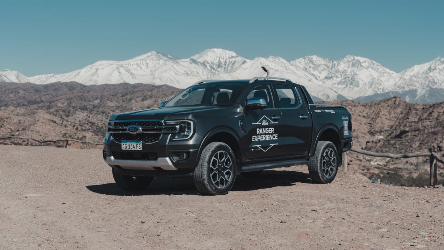 Camioneta Ford Ranger Raza Fuerte negra