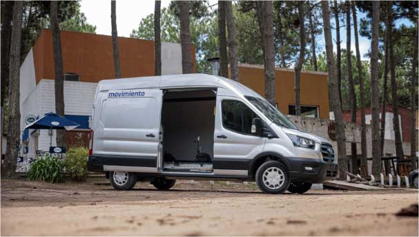 Ford E-Transit Van con porton lateral abierto