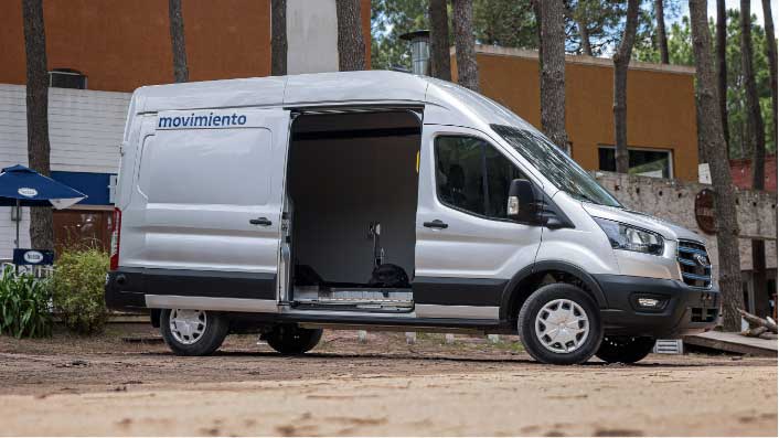 Ford E-Transit Van con porton lateral abierto