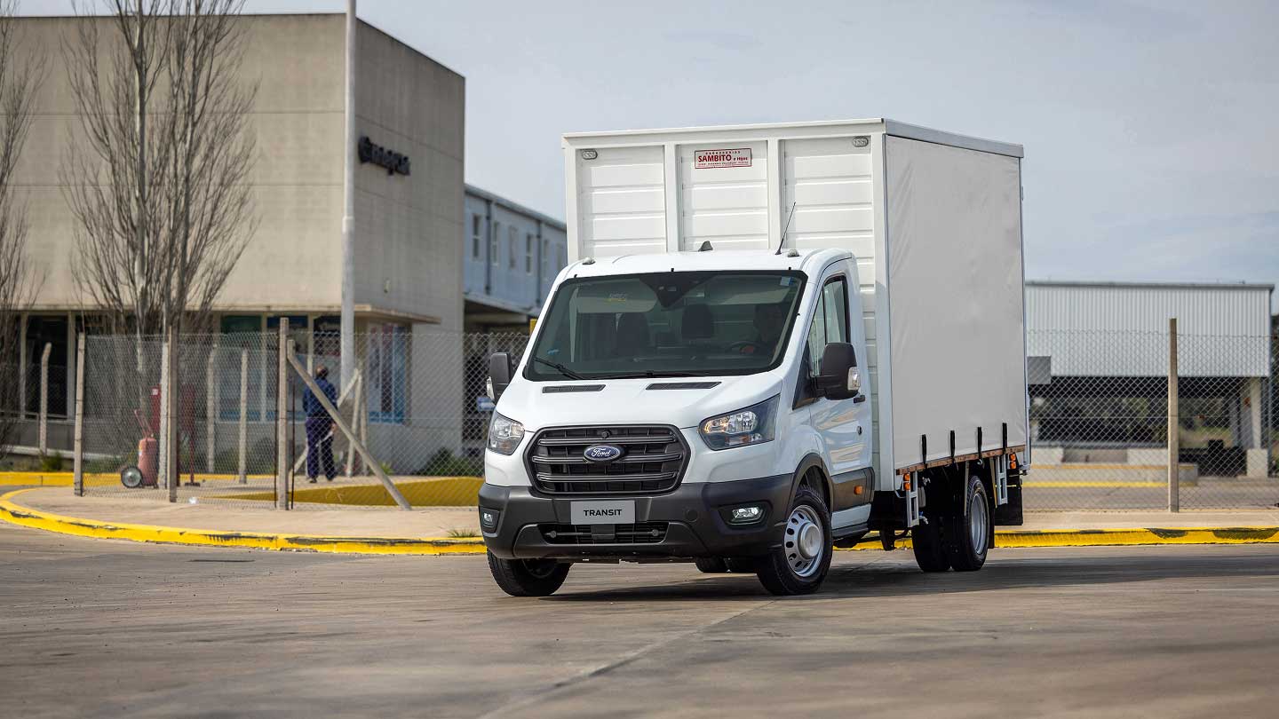Ford Transit Chasis estacionada y cargada