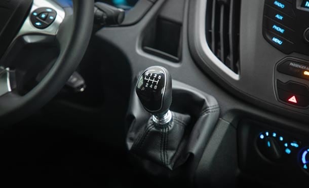 Explorar Ford Transit Chasis - Tecnología - Transmisión manual de 6 velocidades.