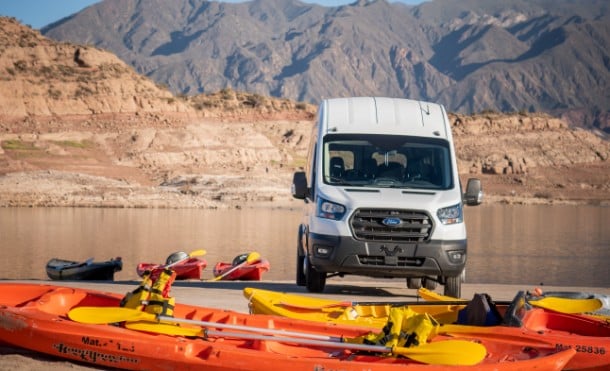 Regulá la altura de los faros de Ford Transit Minibus