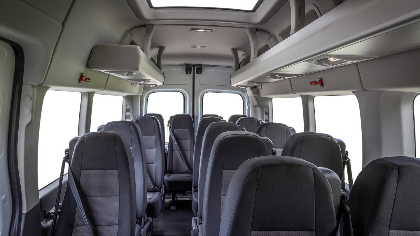 Interior con gran capacidad para el transporte de pasajeros de la Transit Minibus