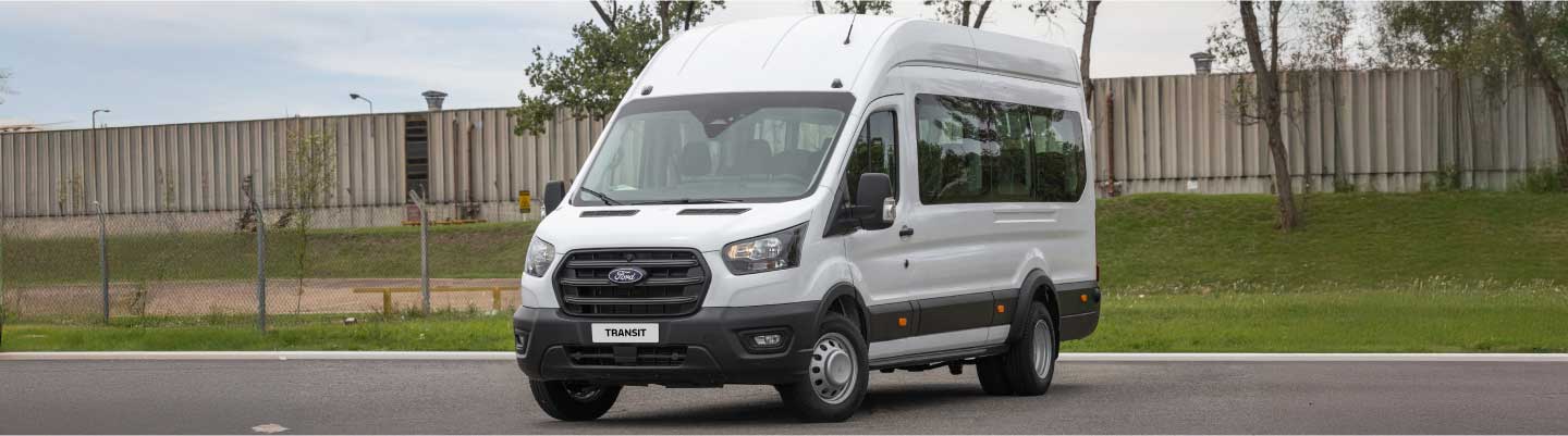 Camioneta Transit Minibus estacionada