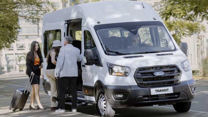 Pasajeros subiendo a la Transit Minibus