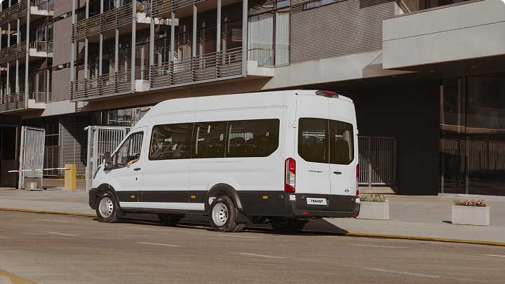 Transit Minibus con asistente de frenado en reversa